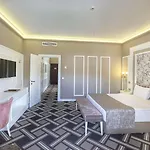 Utopia & Semesteranläggning (resort)